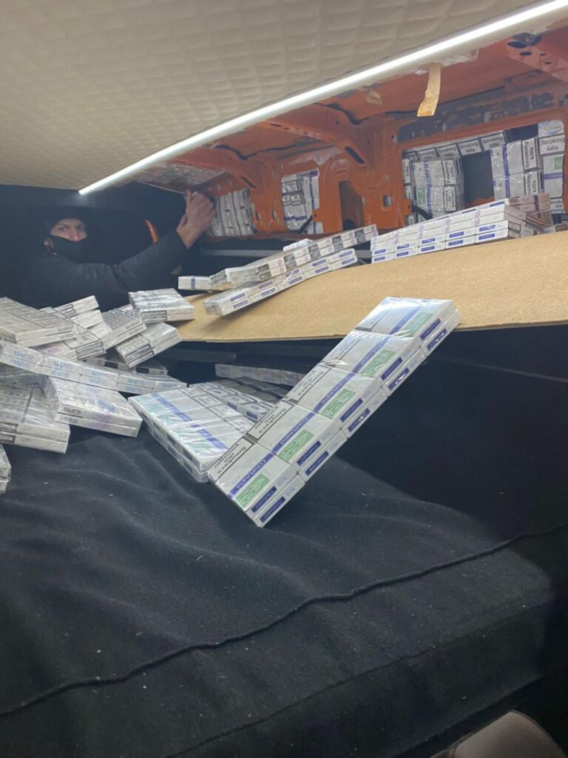На кордоні з Польщею виявили 3,8 тисяч пачок сигарет