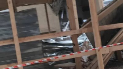 У Львові під час будівельних робіт частина стіни обвалилася на пішохідний дашок (ВІДЕО, ФОТО)