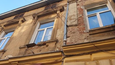 У Львові комунальники забули за аварійний стан фасаду будинку (ФОТО)