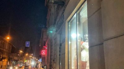 У Львові із будинку обвалилась штукатурка (ФОТО)
