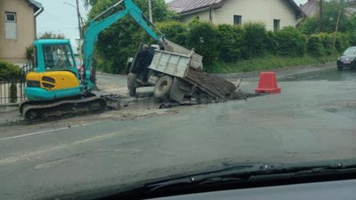 На Львівщині вантажівка провалилась під асфальтом