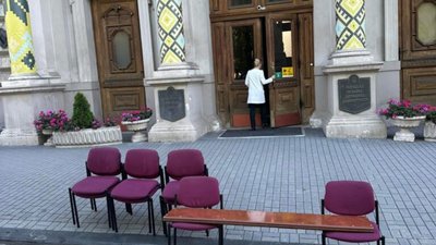 Біля будівлі Львівської облради встановили інсталяцію