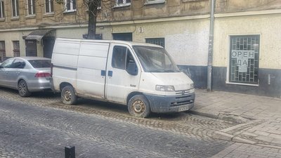 У Львові комунальників просять прибрати покинутий бус (ФОТО)