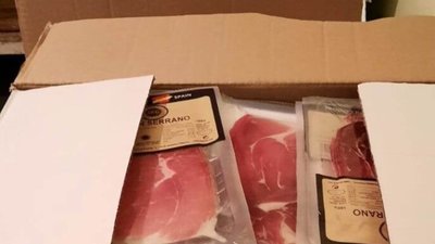 Львівські митники напередодні Нового року збагатились іспанським хамоном (ФОТО)