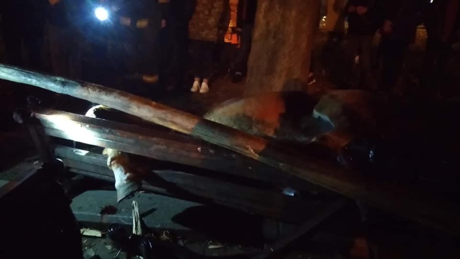 У центрі Львова карета на пішохідній зоні знесла лавку:  Фото Варта-1