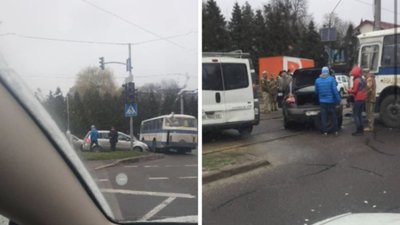 У Львові автобус військових не розминувся із автомобілем (ФОТО)