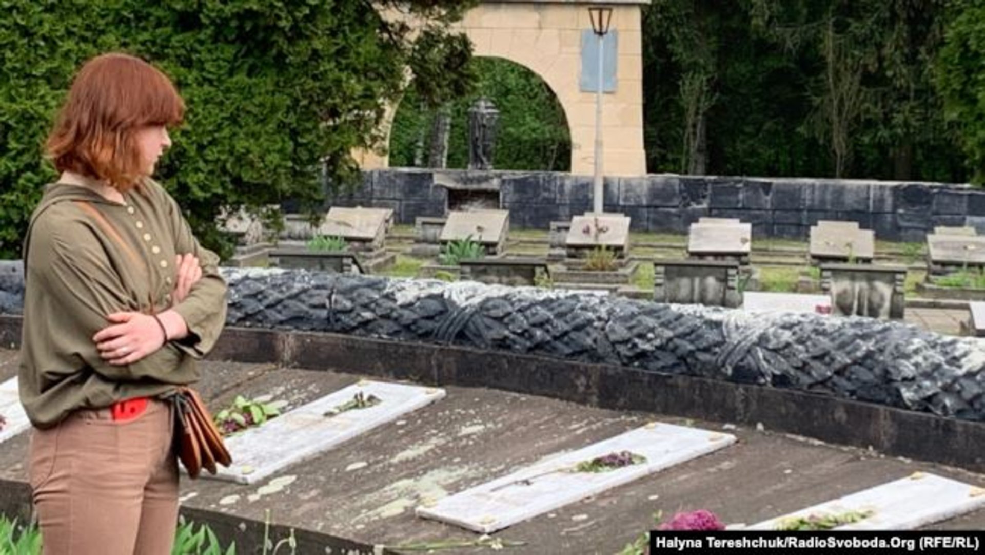 9 травня у Львові: нечисленні люди з квітами прийшли до військових меморіалів. Фото: Галина Терещук.