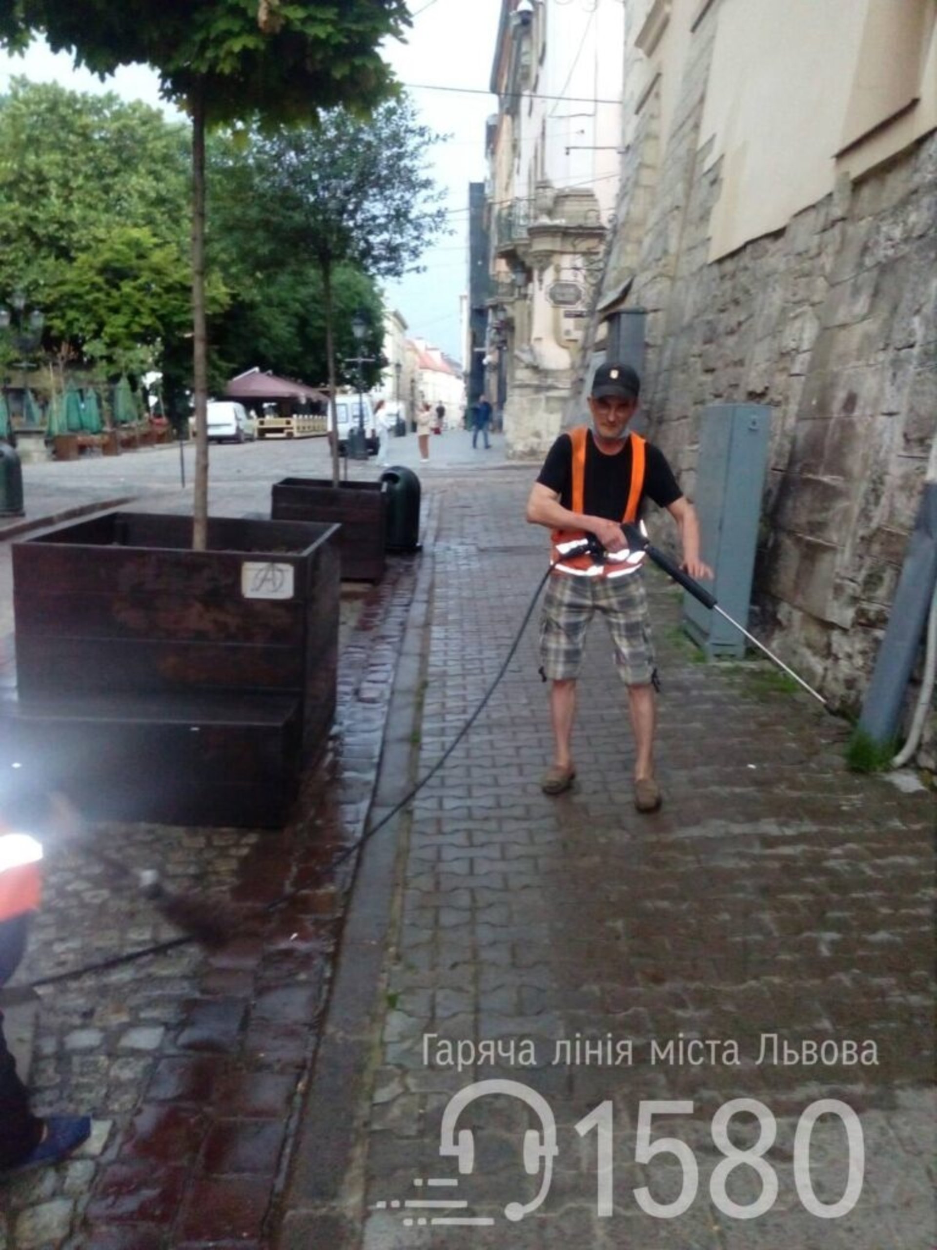 У Львові перед дощем комунальники помили вулиці міста