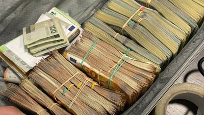 ДБР передало на потреби армії один млн доларів США, вилучених при спробі вивезення їх за кордон (ФОТО)