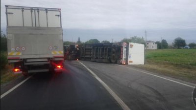 На Львівщині перекинулася фура: в напрямку Івано-Франківська утворився корок  (ФОТО)
