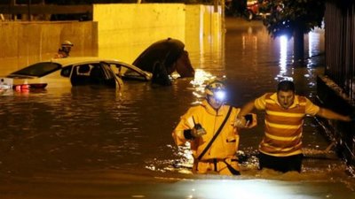 Вода зносить автомобілі, є жертви: у Сочі вийшла з берегів річка (ВІДЕО)