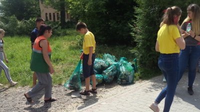 Поляки прибирають від сміття міський парк Винник (ФОТО)