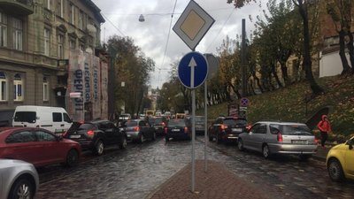 На вулиці Коперника зупинився рух транспорту (ВІДЕО)