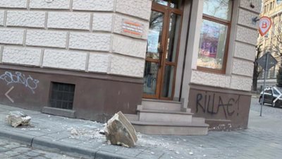 У центральній частині Львова на тротуар обвалився фасад будинку (ФОТО)