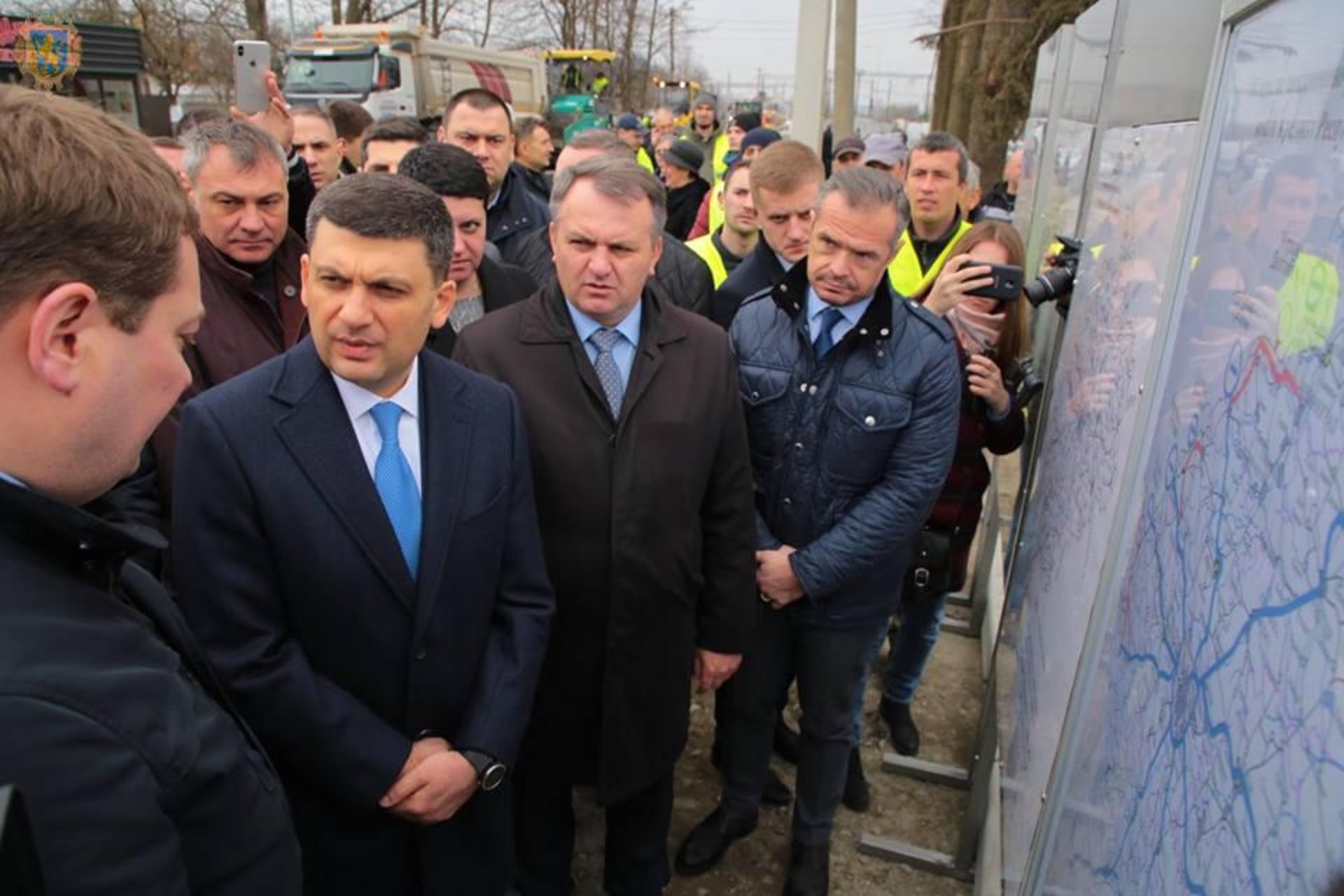 Гройсман оглянув ремонт автомобільної дороги "Львів-Пустомити-Меденичі". Фото прес-служба ЛОДА