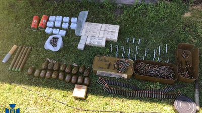 СБУ виявила поблизу лінії розмежування схованку зі зброєю (ФОТО)