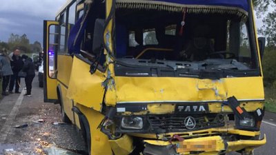 На Львівщині зіткнулись мікроавтобус, дві маршрутки та легковик (ФОТО)