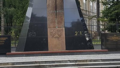 У Львові невідомі вандали пошкодили пам’ятник героям ЗУНР (ФОТО)
