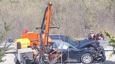 На Львівщині легковик  в‘їхав в автомобіль дорожників, є постраждалі (ФОТО)
