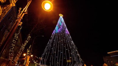 У Хмельницькому засвітили першу в Україні новорічну ялинку
