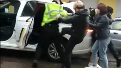 На Львівщині жінки побили поліцейських (ФОТО, ВІДЕО)