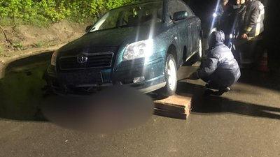 У Новояворівську витягнули тіло загиблого пішохода з-під коліс автомобіля (ФОТО)