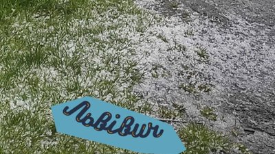 На Львівщині впав град