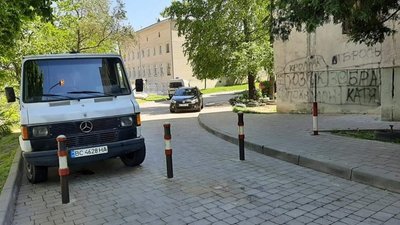 У Львові вулицю перегородили стовпчиками (ФОТО)