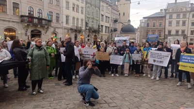 Сотні львів‘ян під стінами Львівської міської ради вимагали збільшити підтримку для ЗСУ
