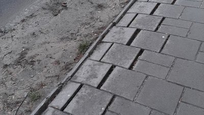 У Львові біля пологового будинку руйнується новий тротуар (ФОТО)
