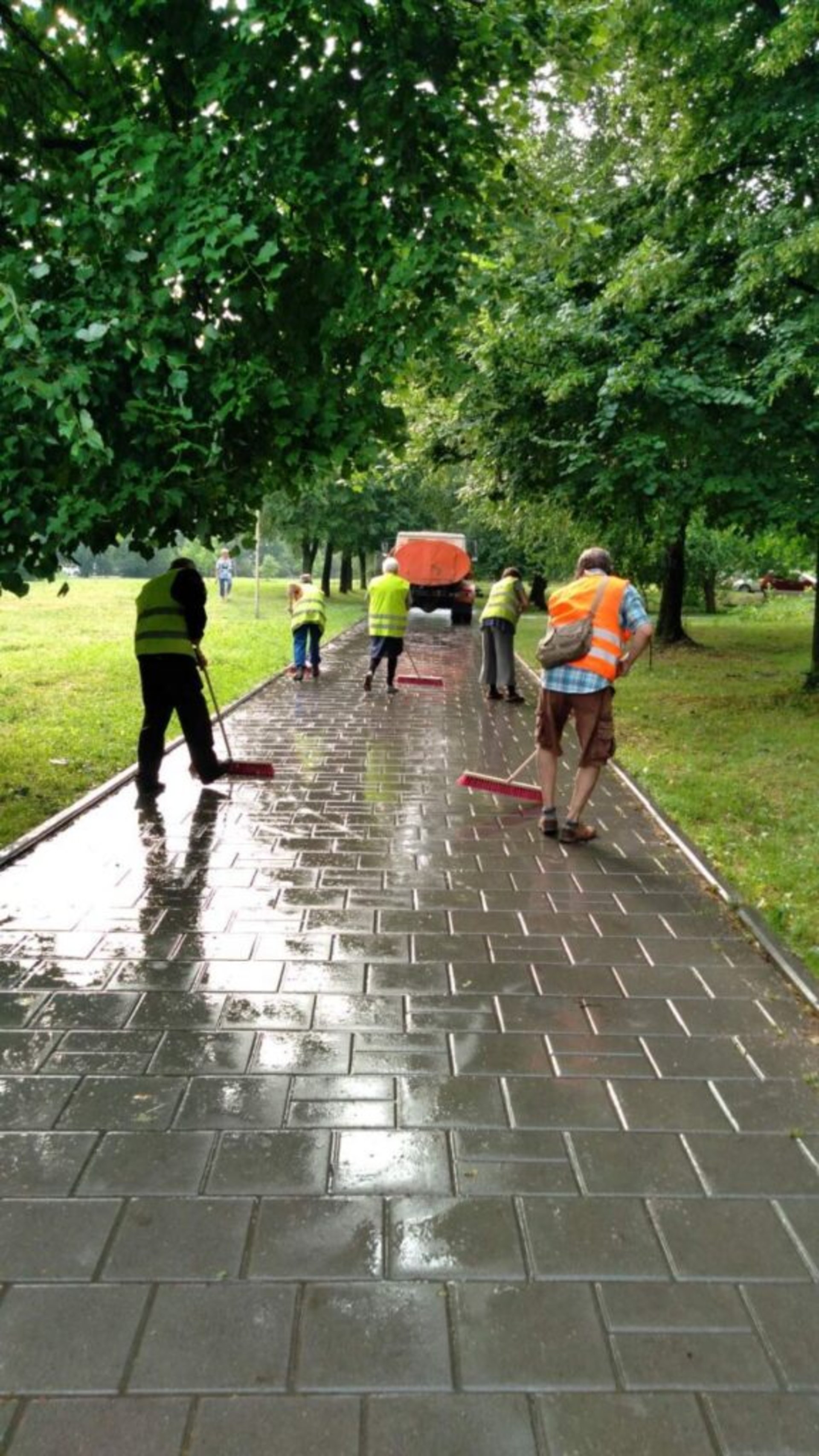 У Львові комунальники продовжують прибирати наслідки негоди, фото ЛМР