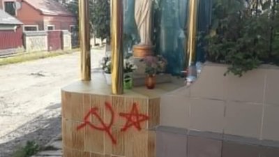 У Винниках проросійський провокатор розмалював статую Матері Божої комуністичною символікою (ФОТО)