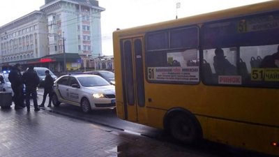 У Рівному неповнолітній ром викрав маршрутку і возив по місту пасажирів