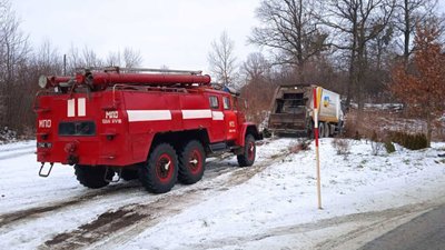 На Львівщині через негоду вантажний автомобіль з’їхав у кювет (ФОТО)