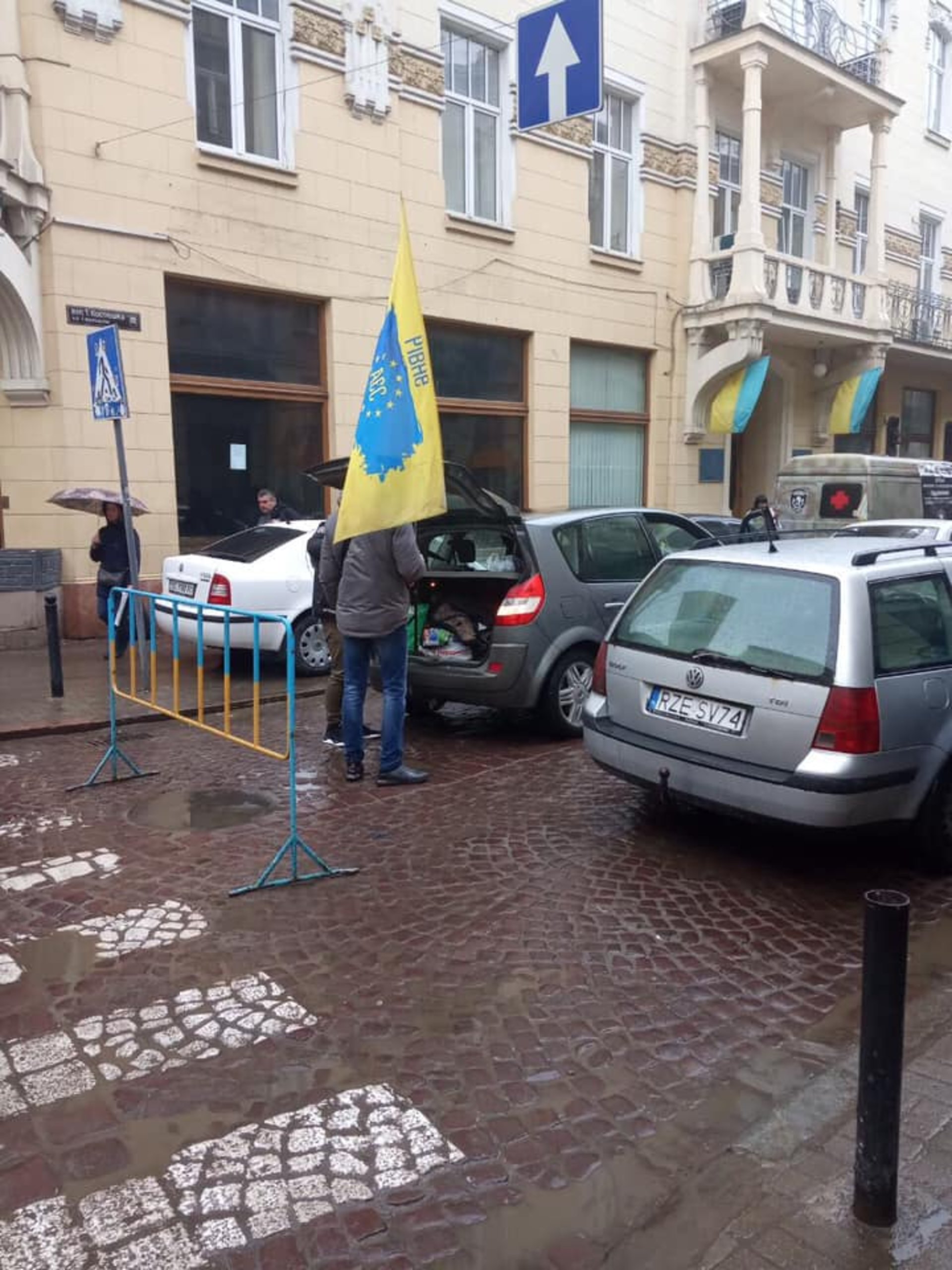 У центрі Львова мітингарі перекрили рух транспорту . Фото Варта-1