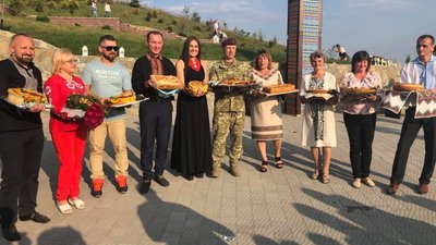 Коли традиції є запорукою єднання – Софія Федина на святкуванні "Яворівського пирога" (ФОТО)