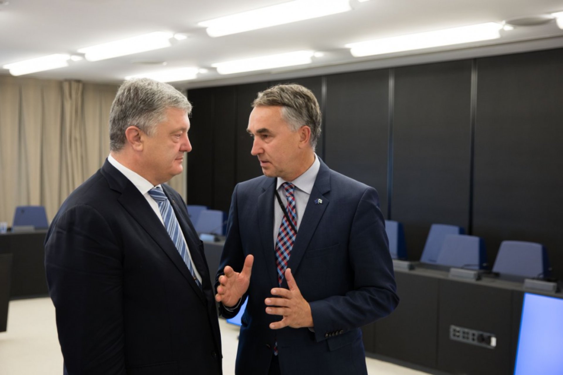 Порошенко звернувся до Європарламенту, вимагаючи у Росії оприлюднення списку політв'язнів. Фото: Петро Порошенко.