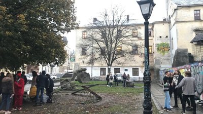 Львів‘янин вимагає від міської влади навести лад з пияками біля Ратуші