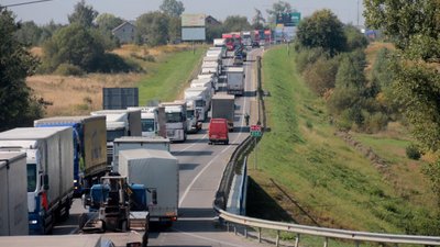 Влада обмежила видачу дозволів на перетин кордону: перевізники Львівщини організували масштабний автопробіг (ФОТО, ВІДЕО)