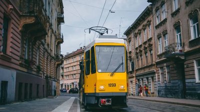 У Львові на дорозі утворилось провалля