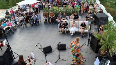 Грузинська джазова співачка Ніно Катамадзе виступила у реабілітаційному центрі UNBROKEN