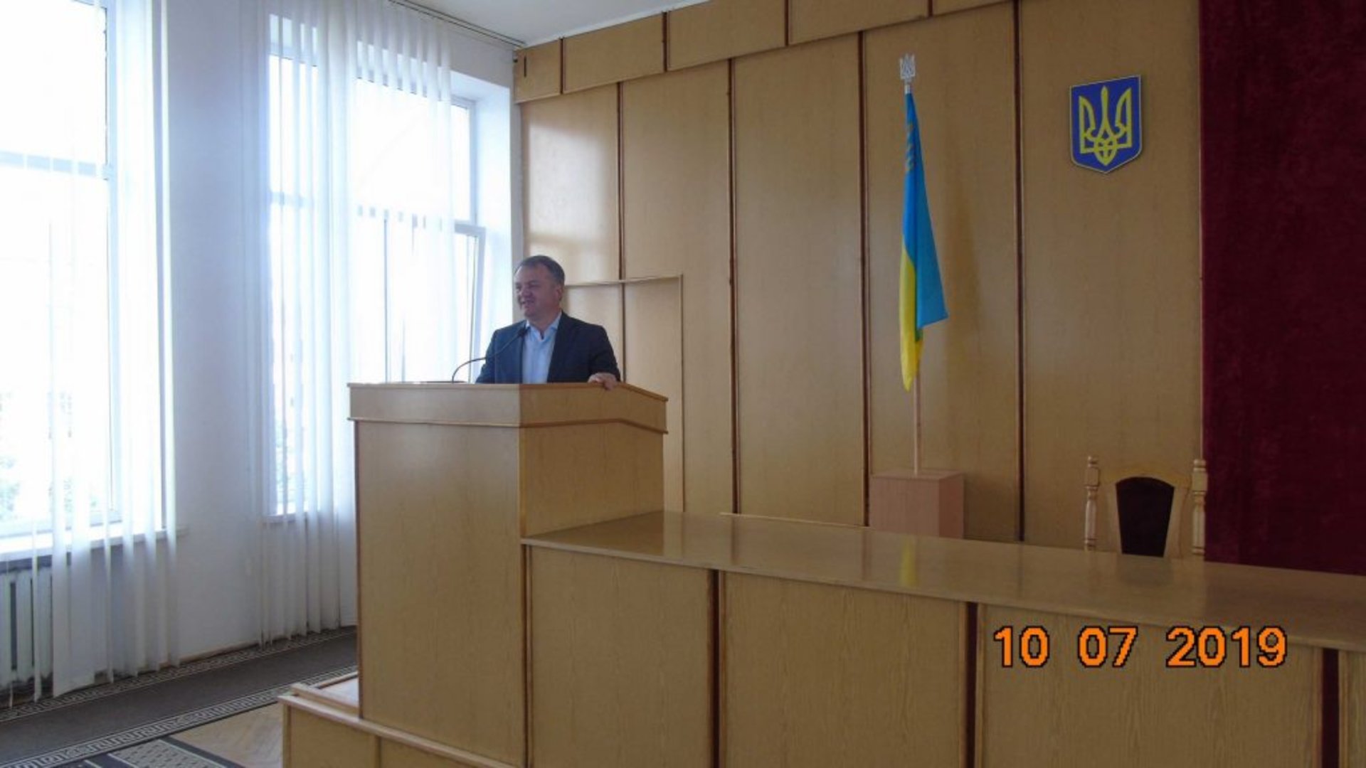 Синютка подякував Надії Щур за роботу. Фото: Жовківська районна рада