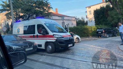 У Львові автомобіль швидкої медичної допомоги потрапив у ДТП (ФОТО)