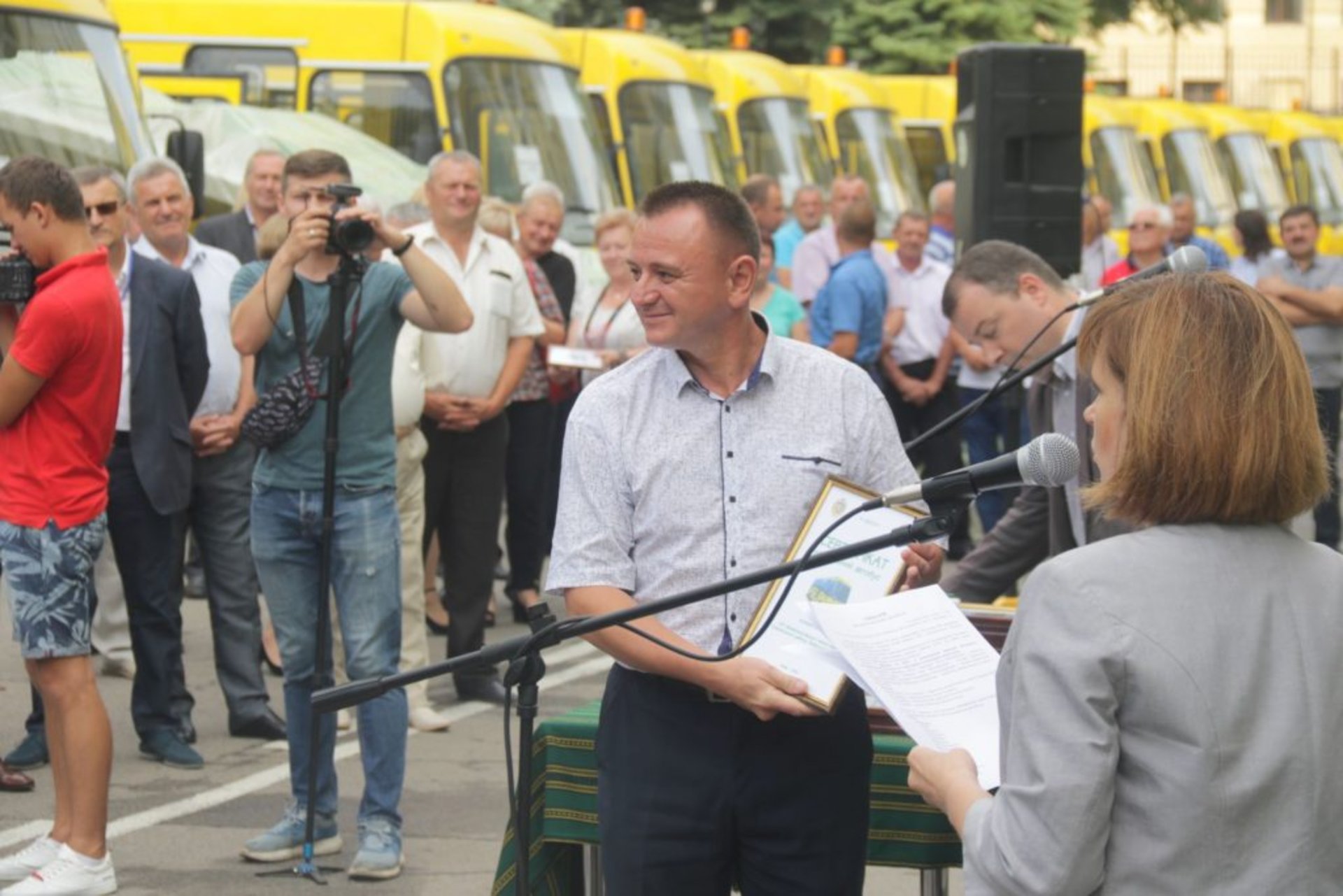 Школи Львівщини отримали 36 нових автобусів