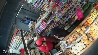 На Сихові сімейна пара з дитиною «обчищає» продуктові крамниці (ФОТО)