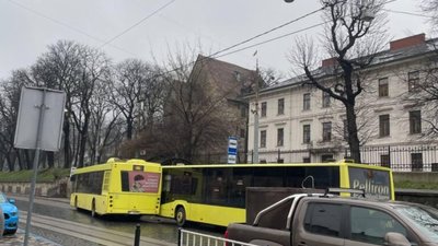У центрі Львова не розминулись два автобуси (ФОТО)
