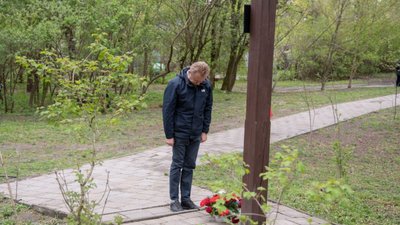 Відлюдник: Садовий окремо від усіх вшанував полеглих в роки Другої світової війни (ФОТО)