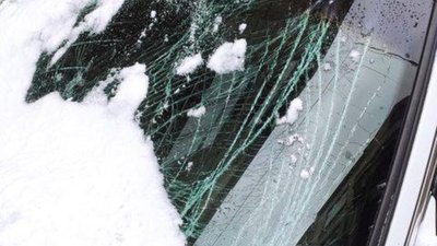 У Львові льодова брила розтрощила автомобіль (ВІДЕО)