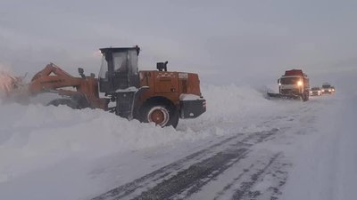 На Львівщині через перемети перекрили рух на трасі (ФОТО)