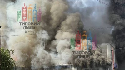 На Львівщині горить супермаркет